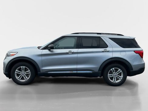 Used 2020 Ford Explorer XLT AWD/4WD image 2