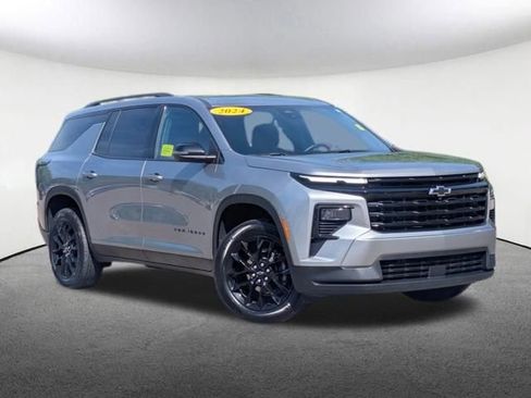 Used 2024 Chevrolet Traverse LT w/ Midnight/Sport Edition AWD/4WD image 2