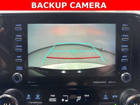 Used 2022 Toyota Highlander XLE image 2