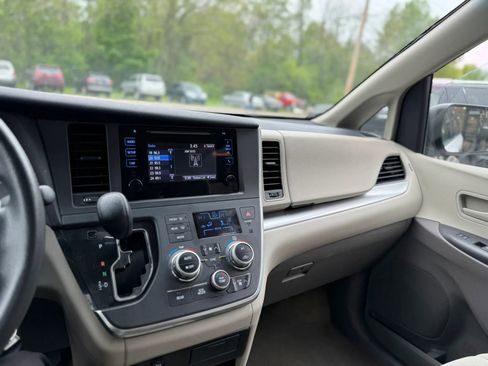 Used 2015 Toyota Sienna L FWD image 10