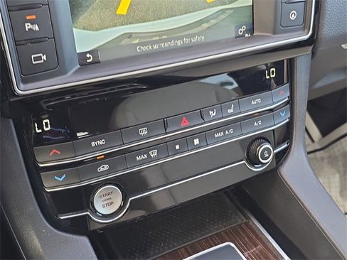 Used 2017 Jaguar F-PACE Prestige image 32