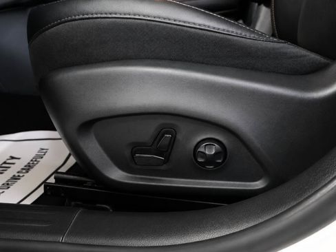Used 2018 Jeep Compass Latitude FWD image 18