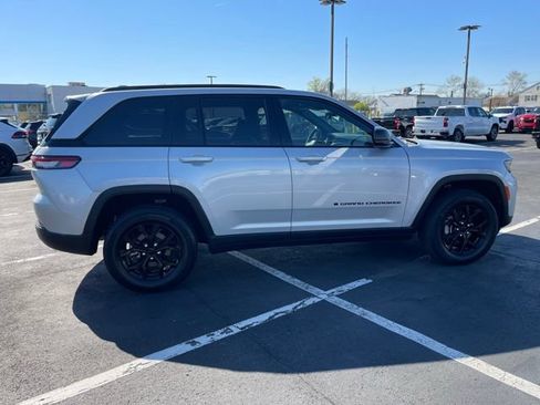 Used 2024 Jeep Grand Cherokee Altitude AWD/4WD image 9