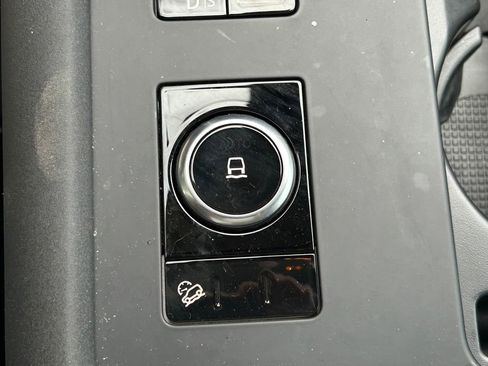 Used 2024 Land Rover Discovery S image 39