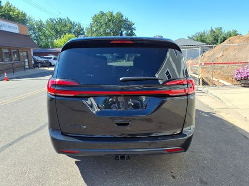 Used 2023 Chrysler Pacifica Touring-L w/ S Appearance Package FWD image 7