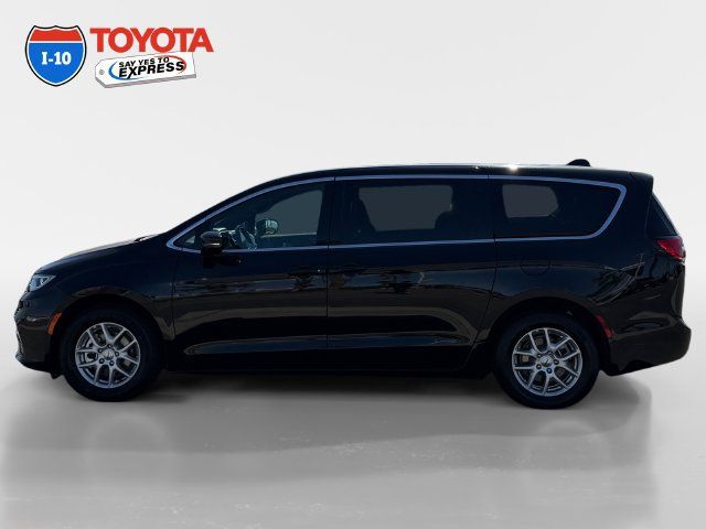 Used 2025 Chrysler Pacifica Select FWD image 2