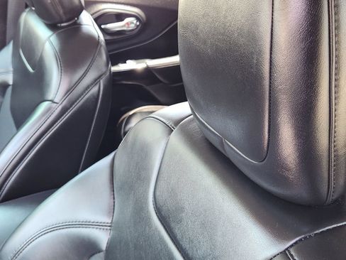 Used 2019 Jeep Cherokee Latitude Plus FWD image 15