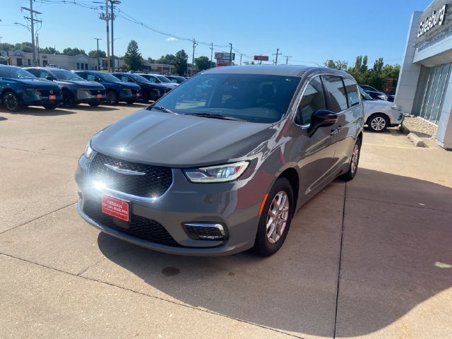 Used 2024 Chrysler Pacifica Touring-L FWD image 2