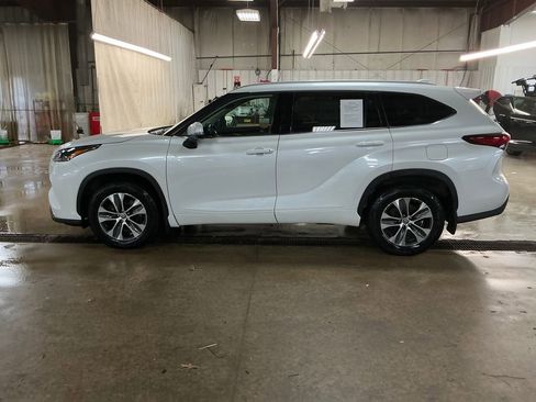 Used 2022 Toyota Highlander XLE AWD/4WD image 2