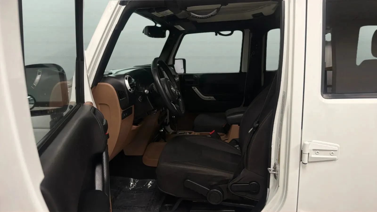 Used 2015 Jeep Wrangler Unlimited Rubicon w/ Connectivity Group AWD/4WD image 19