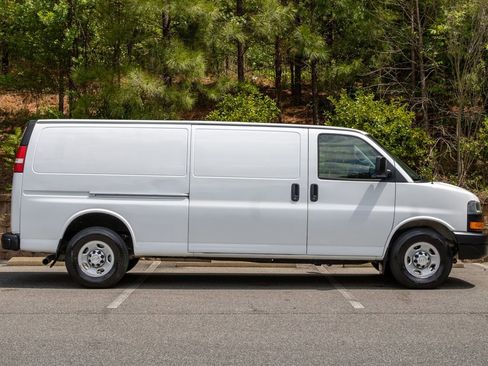 Used 2019 Chevrolet Express 3500 Extended w/ Driver Convenience Package RWD image 4