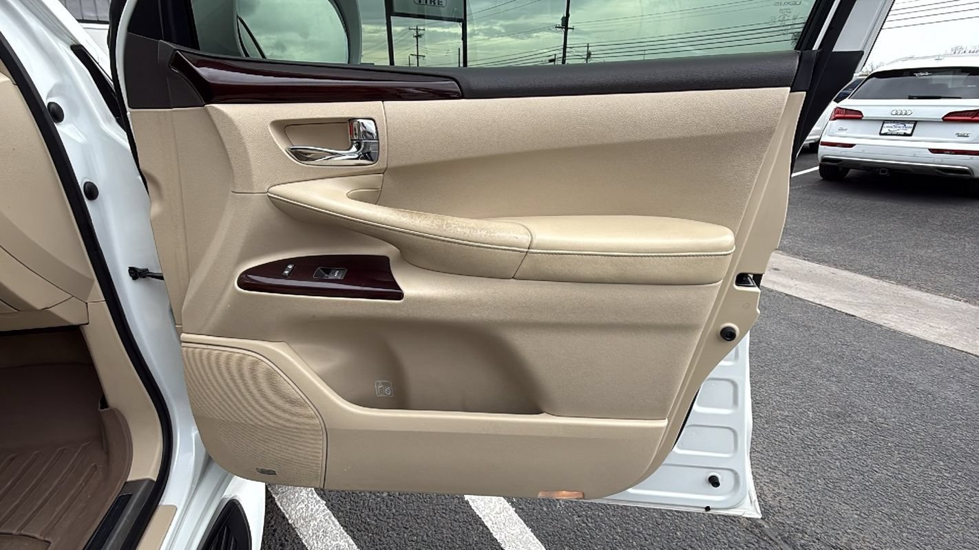 Used 2013 Lexus LX 570 4WD w/ Luxury Pkg image 18