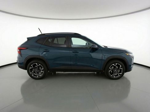 Used 2025 Chevrolet Trax LT FWD image 11