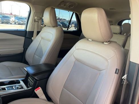 Used 2023 Ford Explorer Limited image 7
