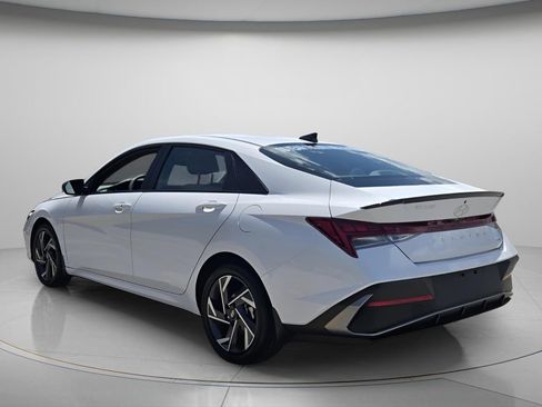 Certified 2025 Hyundai Elantra SEL FWD image 7