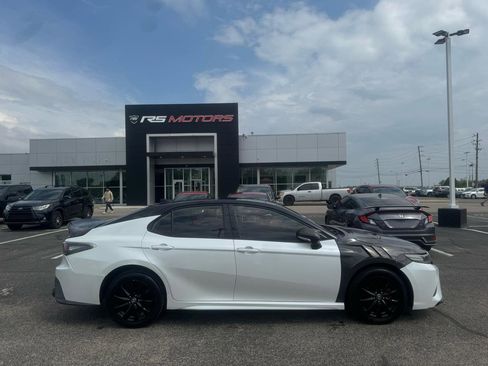 Used 2019 Toyota Camry XSE w/ Navigation Package FWD image 11