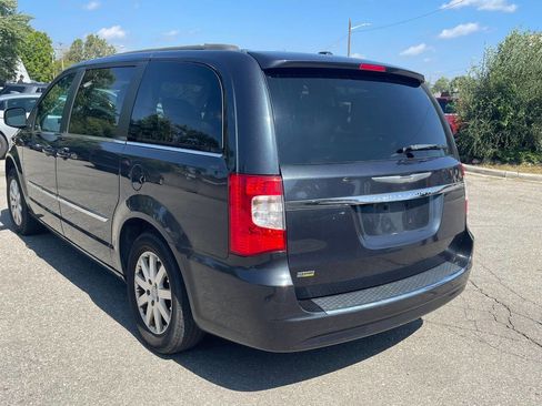 Used 2014 Chrysler Town & Country Touring image 7
