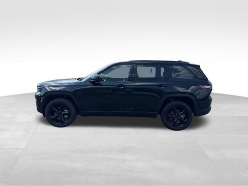 Used 2025 Jeep Grand Cherokee Limited w/ Black Appearance Package AWD/4WD image 2