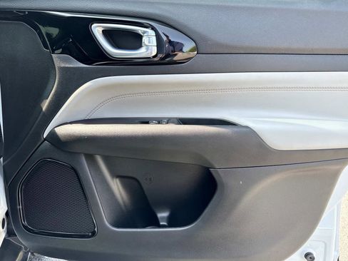 Used 2024 Jeep Compass Limited image 17