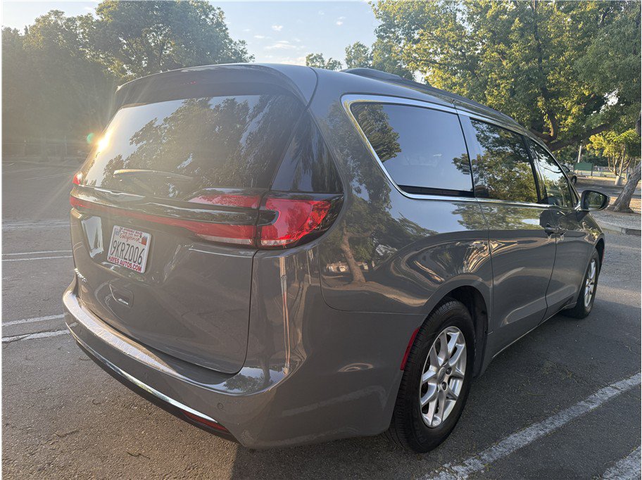 Used 2022 Chrysler Pacifica Touring-L FWD image 5