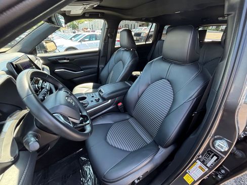 Used 2025 Toyota Highlander XSE AWD/4WD image 40