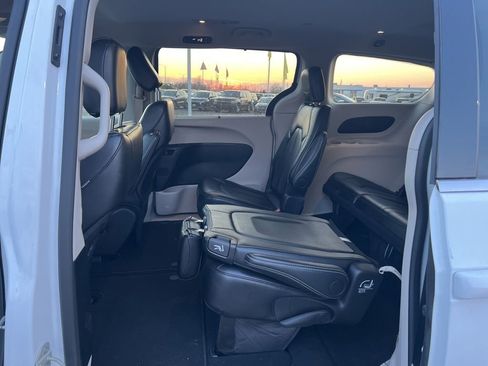 Used 2024 Chrysler Pacifica Touring-L image 25