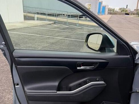 Used 2022 Toyota Highlander XLE AWD/4WD image 36