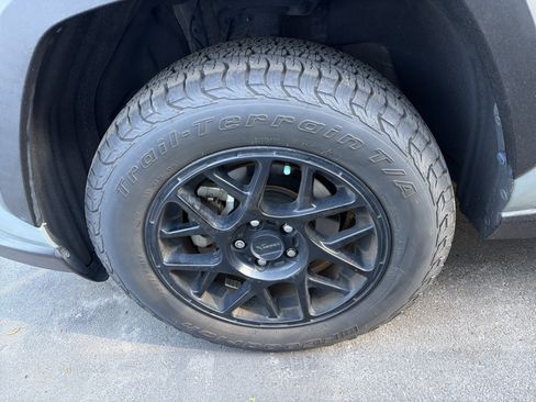 Used 2021 Toyota RAV4 XLE w/ Convenience Package image 7