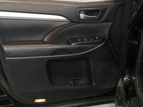 Used 2017 Toyota Highlander XLE image 22