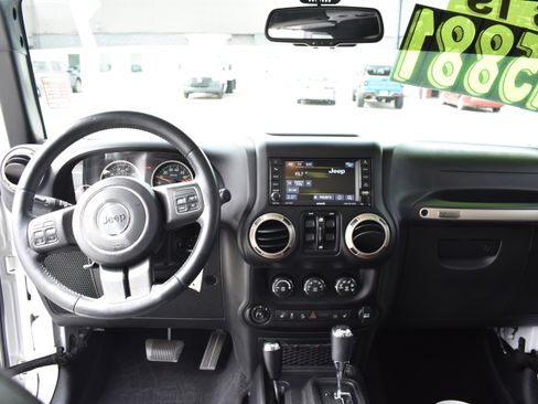 Used 2016 Jeep Wrangler Unlimited Sahara image 30