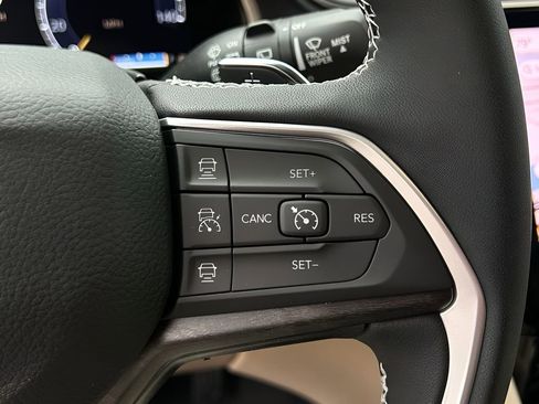 New 2025 Jeep Grand Cherokee Limited w/ Luxury Tech Group II image 18