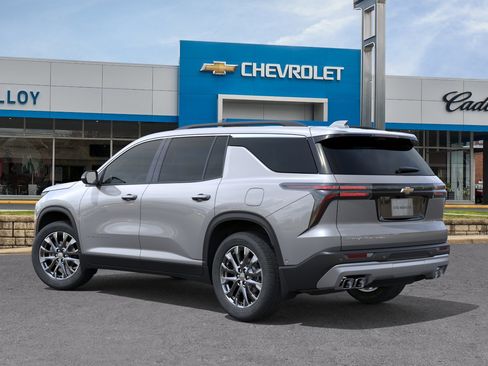 Used 2026 Chevrolet Traverse LT image 4