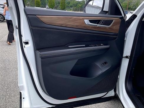 Used 2024 Volkswagen Atlas SE w/ Panoramic Sunroof Package AWD/4WD image 9