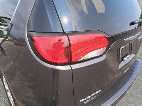 Used 2018 Chrysler Pacifica Limited w/ Advanced Safetytec Group FWD image 34