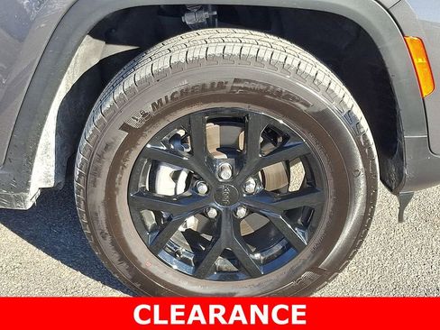 Used 2025 Jeep Grand Cherokee 4WD image 8