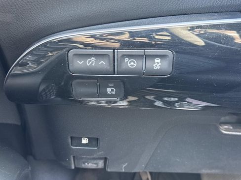 Used 2021 Toyota Prius LE image 18