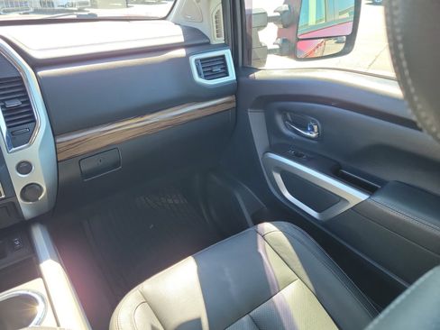 Used 2020 Nissan Titan SL w/ Moonroof Package image 18