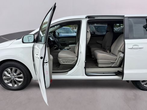 Used 2019 Kia Sedona LX image 14