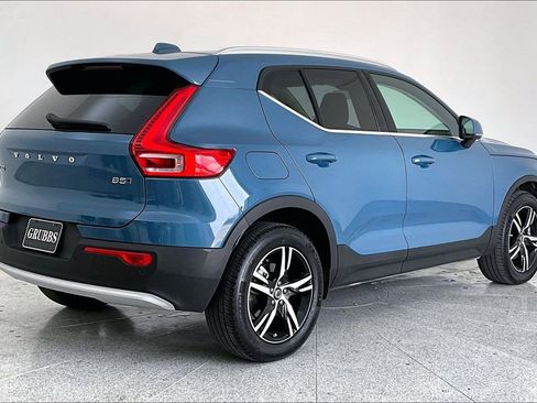 Certified 2025 Volvo XC40 B5 Core image 2