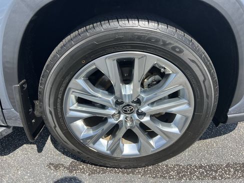 Used 2023 Toyota Highlander Limited FWD image 13