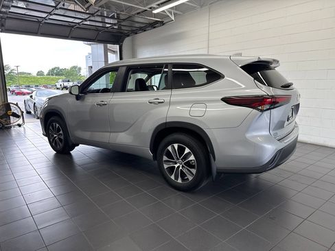 Used 2025 Toyota Highlander XLE AWD/4WD image 5