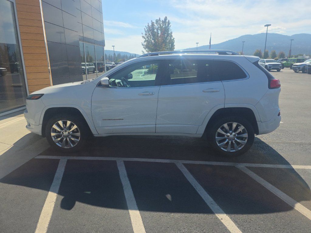 Used 2017 Jeep Cherokee Overland w/ Technology Group AWD/4WD image 6