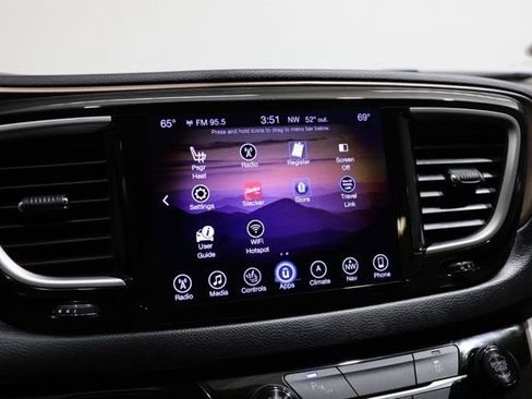 Used 2017 Chrysler Pacifica Touring-L FWD image 24
