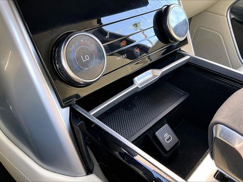 Used 2023 Land Rover Range Rover Long Wheelbase SE image 33