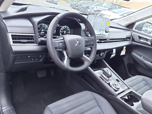 New 2025 Mitsubishi Outlander SE image 13
