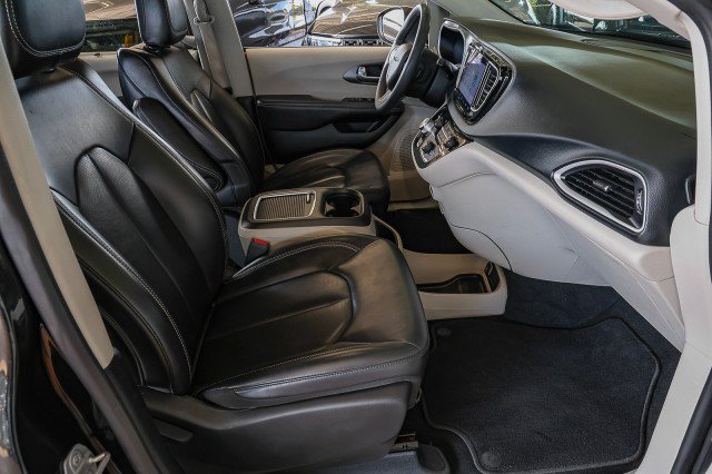 Used 2023 Chrysler Pacifica Touring-L FWD image 35