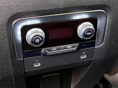 Used 2023 GMC Yukon XL SLT image 17