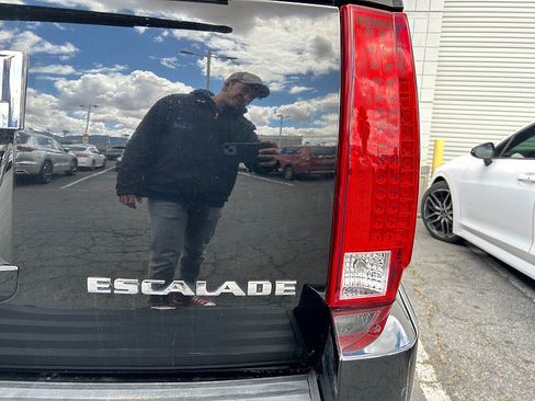 Used 2013 Cadillac Escalade ESV Platinum RWD image 26