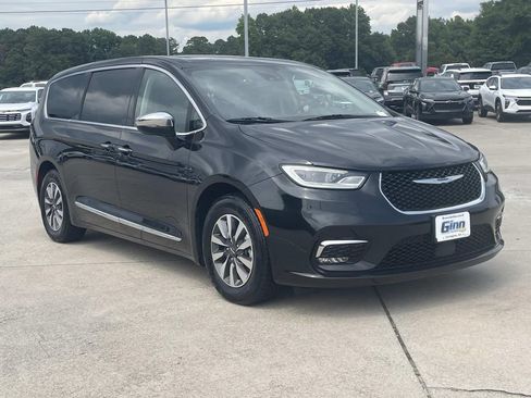 Used 2023 Chrysler Pacifica Limited FWD image 5