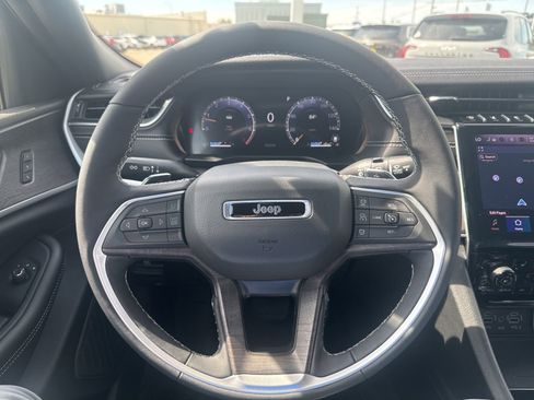 Used 2025 Jeep Grand Cherokee Limited w/ Luxury Tech Group II AWD/4WD image 12